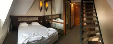Фото номера Семейный номер Отель Hotel Aristokrat г. Обзор 3