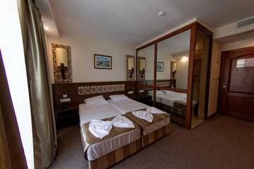 Фото номера Двухместный номер Делюкс с 1 кроватью и балконом Отель Hotel Aristokrat г. Обзор 6