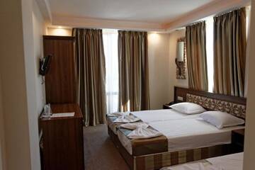 Фото номера Трехместный номер с балконом Отель Hotel Aristokrat г. Обзор 3