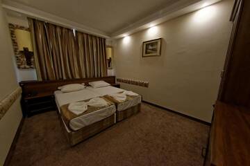 Фото номера Двухместный номер с 1 кроватью или 2 отдельными кроватями Отель Hotel Aristokrat г. Обзор 2