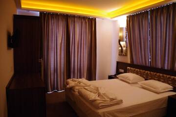 Фото номера Двухместный номер Делюкс с 1 кроватью и ванной Отель Hotel Aristokrat г. Обзор 4