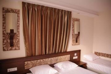 Фото номера Трехместный номер с балконом Отель Hotel Aristokrat г. Обзор 5