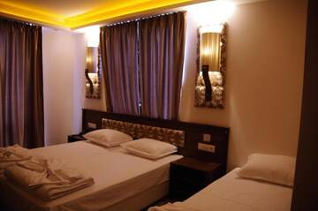 Фото номера Трехместный номер с балконом Отель Hotel Aristokrat г. Обзор 6