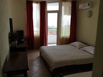 Фото номера Трехместный номер с видом на море Гостевой дом Sunny Island Obzor г. Обзор 3