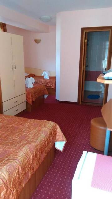 Фото номера Четырехместный номер с террасой Гостевой дом Guest House Aristokrat г. Обзор 10
