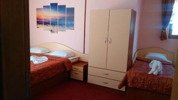 Фото номера Четырехместный номер с террасой Гостевой дом Guest House Aristokrat г. Обзор 11