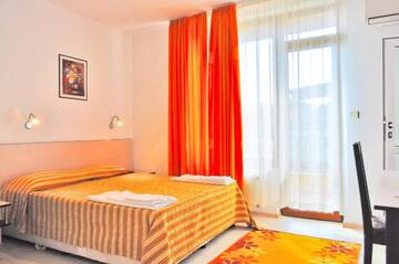 Фото номера Двухместный номер с 1 кроватью и балконом Гостевой дом Family Hotel DAF г. Обзор 2