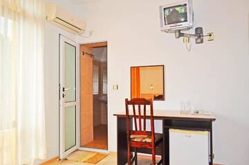 Фото номера Двухместный номер с 1 кроватью и балконом Гостевой дом Family Hotel DAF г. Обзор 5