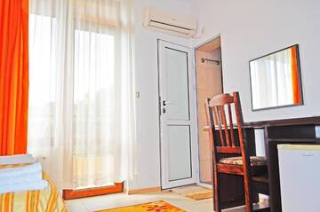 Фото номера Двухместный номер с 1 кроватью и балконом Гостевой дом Family Hotel DAF г. Обзор 6