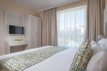 Фото номера Апартаменты с видом на море Отель Blue Sands Beach Hotel-All Inclusive г. Обзор 2