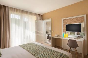 Фото номера Улучшенные апартаменты Отель Blue Sands Beach Hotel-All Inclusive г. Обзор 4