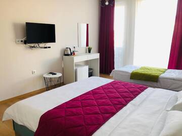 Фото номера Трехместный номер Гостевой дом Colors Boutique Guest House г. Обзор 4