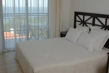 Фото номера Апартаменты с 2 спальнями (для 4 взрослых) Курортные отели The Cliff Beach &amp; Spa Resort г. Обзор 4