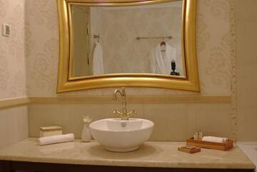Фото номера Апартаменты с 1 спальней (для 3 взрослых) Курортные отели The Cliff Beach &amp; Spa Resort г. Обзор 6