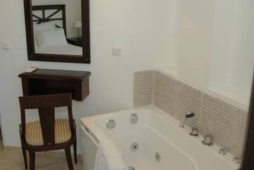 Фото номера Люкс в пентхаусе (для 5 взрослых) Курортные отели The Cliff Beach &amp; Spa Resort г. Обзор 3