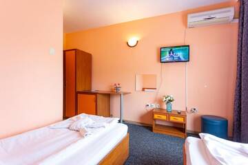 Фото номера Двухместный номер с 2 отдельными кроватями Отель Family Hotel Jemelly г. Обзор 6