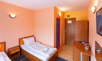 Фото номера Двухместный номер с 2 отдельными кроватями Отель Family Hotel Jemelly г. Обзор 7