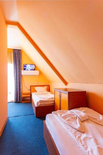 Фото номера Двухместный номер с 2 отдельными кроватями Отель Family Hotel Jemelly г. Обзор 14