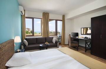 Фото номера Двухместный номер с 1 кроватью и балконом Апарт-отели Sunrise All Suites Resort- All Inclusive г. Обзор 3